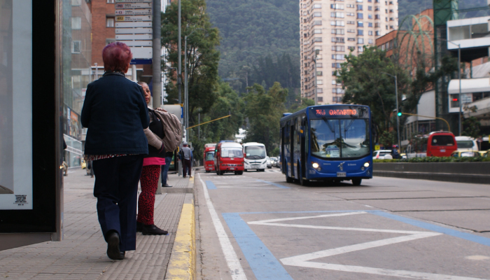 Ruta urbana llegando a un paradero zonal