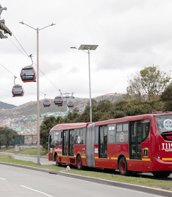 Bus de TransMilenio y cabinas de TransMicable